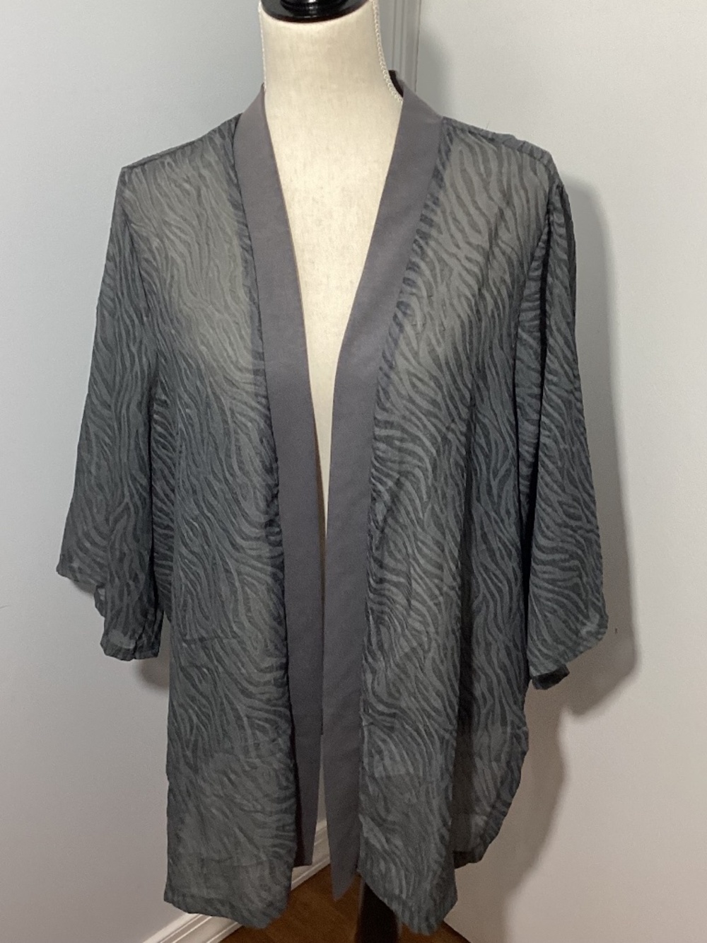 NWT NY COLLECTION WOMAN 1X GRAY POLYCHIFFON CARDIGAN TOPPER OPEN FRONT